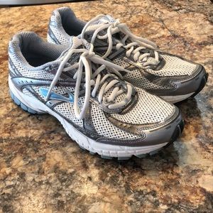 Brooks tennis shoes. 9 1/2 medium. Barely worn.